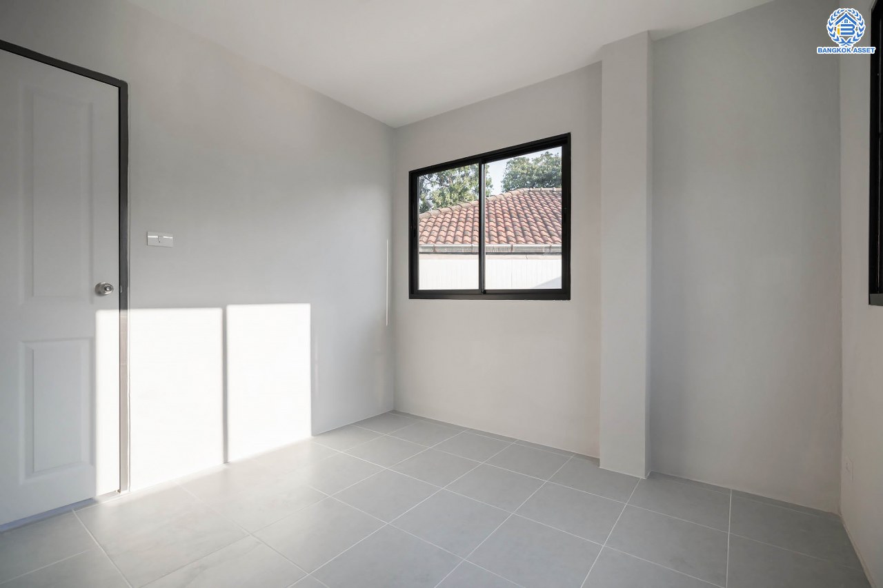 บ้านมือสองตกแต่งใหม่ ดีไซน์สวย โครงการ ลาดพร้าว130 ลาดพร้าว หลังใหญ่ถึง 154 ตร.ว. ฟังก์ชัน 4 ห้องนอน 5 ห้องน้ำ 1 ห้องแม่บ้าน จอดรถได้ 2 คัน พื้นที่ใช้สอยกว่า 589 ตร.ม. รองรับทุกกิจกรรม บนทำเลเชื่อมต่อหลายเส้นทาง อาทิ ถนนรัชดาภิเษก, ถนนเสรีไทย, ถนนรามคำแหง ใกล้จุดขึ้นทางด่วน "ฉลองรัช" ใกล้รถไฟฟ้าสายสีเหลือง "สถานีลาดพร้าว101" และรถไฟฟ้าสายสีส้ม "หัวหมาก"